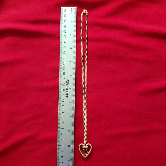 Vintage Avon Gold Tone Heart Pendant With Glass Rhinestone Necklace - Picture 12 of 12